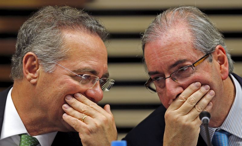 © Reuters. Senador Renan Calheiros e deputado Eduardo Cunha conversam durante evento em São Paulo