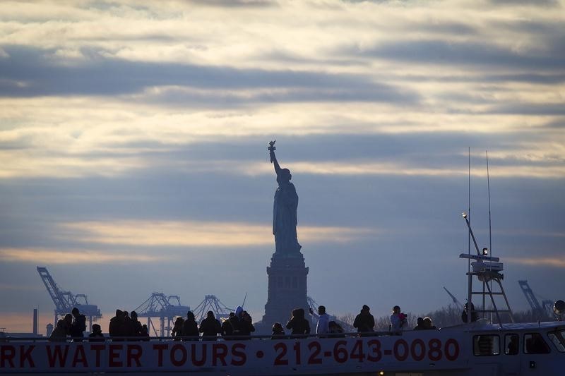 © Reuters. تقارير: زوال الخطر عن ساحة تمثال الحرية بعد تهديد بوجود قنبلة