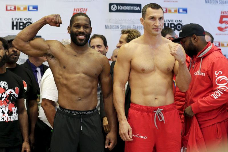 © Reuters. Reigning heavyweight champion Wladimir Klitschko of Ukraine and U.S. boxer Bryant Jennings clench their fists during an official weigh-in ahead of their fight in New York