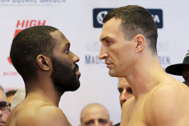 © Reuters. Reigning heavyweight champion Wladimir Klitschko of Ukraine and U.S. boxer Bryant Jennings face each other during an official weigh-in ahead of their fight in New York