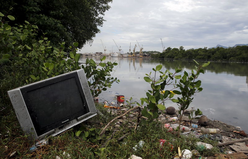 © Reuters. Lixo cobre as margens do canal Cunha, que deságua na Baía de Guanabara