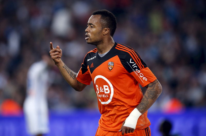 © Reuters. Jordan Ayew, do Lorient, comemora gol contra o Olympique de Marseille