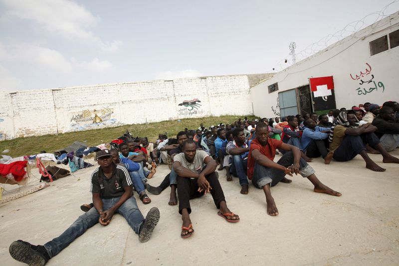 © Reuters. Imigrantes ilegais no centro de detenção Abu Saleem em Trípoli, na Líbia