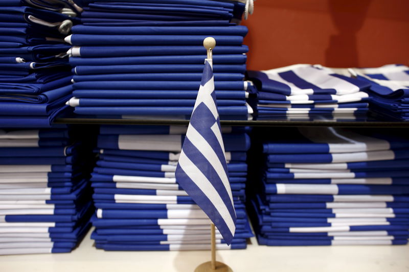 © Reuters. Greek national flags sit arranged for sale at a shop in Athens