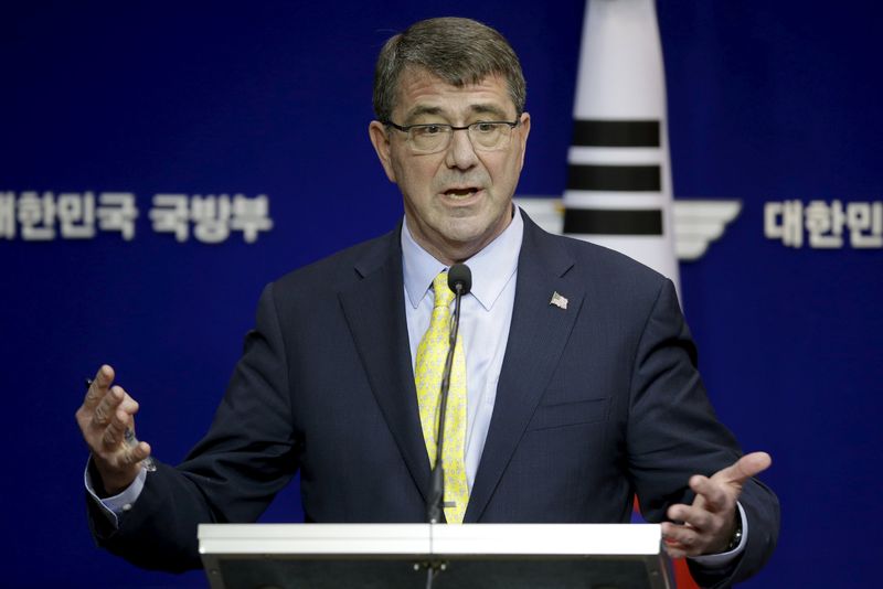 © Reuters. U.S. Defense Secretary Ash Carter answers reporters' question during a joint news conference with his South Korean counterpart Han Min Koo at the Defense Ministry in Seoul 