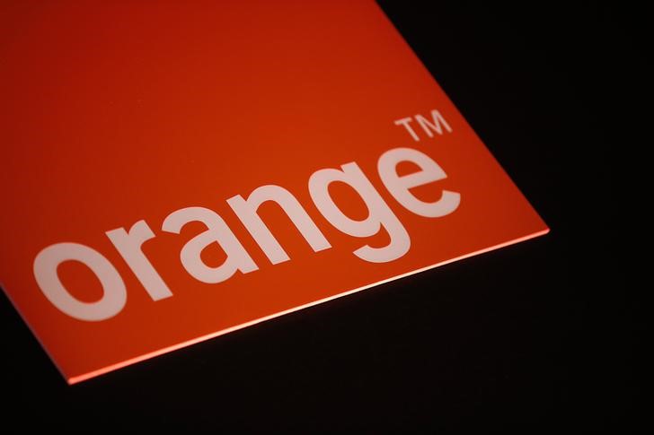 © Reuters. The logo of French telecom operator Orange is seen during the company's 2013 annual results presentation in Paris