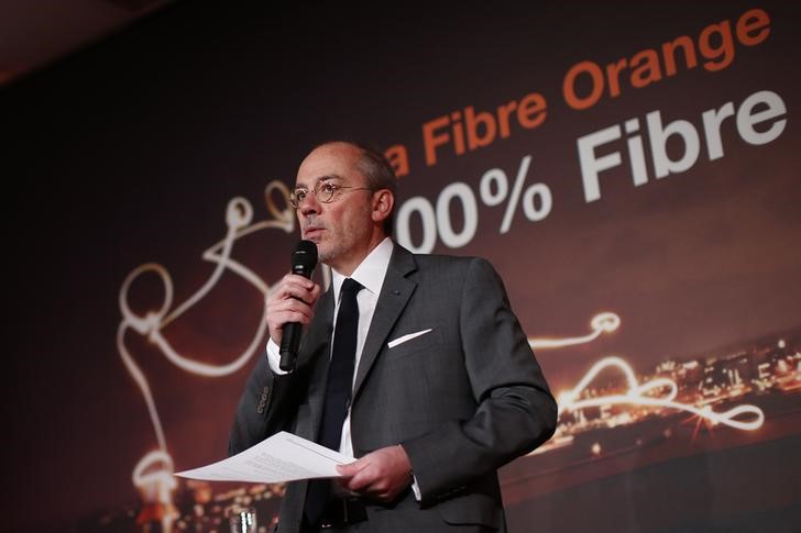 © Reuters. French telecom operator Orange Chairman and Chief Executive Officer Stephane Richard speaks during a news conference about the 100% fiber optics Orange in Paris