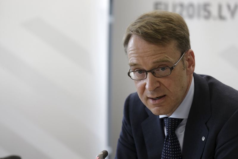 © Reuters. German Bundesbank President Weidmann speaks at a news conference at the end of an informal meeting of Ministers for Economic and Financial Affairs (ECOFIN) in Riga