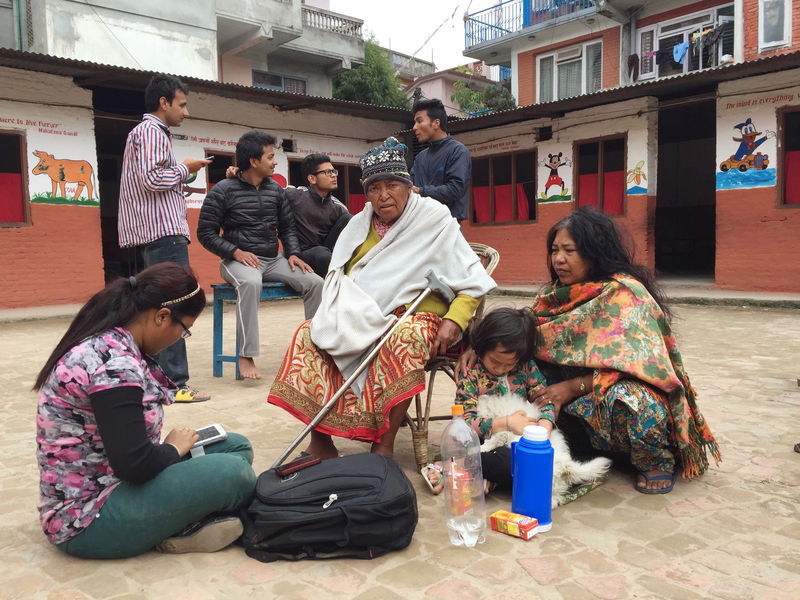 © Reuters. الشرطة النيبالية: ارتفاع عدد قتلى الزلزال إلى 449