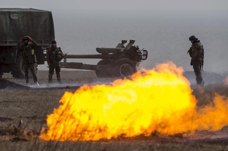 © Reuters. Un militar ucraniano muerto y dos heridos en un ataque rebelde cerca de Mariupol