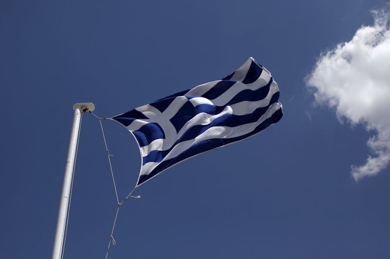 © Reuters. Greek national flag flutters atop Lycabetus hill in Athens