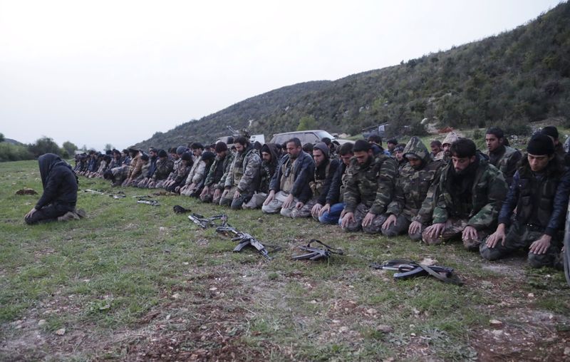 © Reuters. مسلحون يسيطرون على بلدة جسر الشغور السورية والجيش يعيد الانتشار