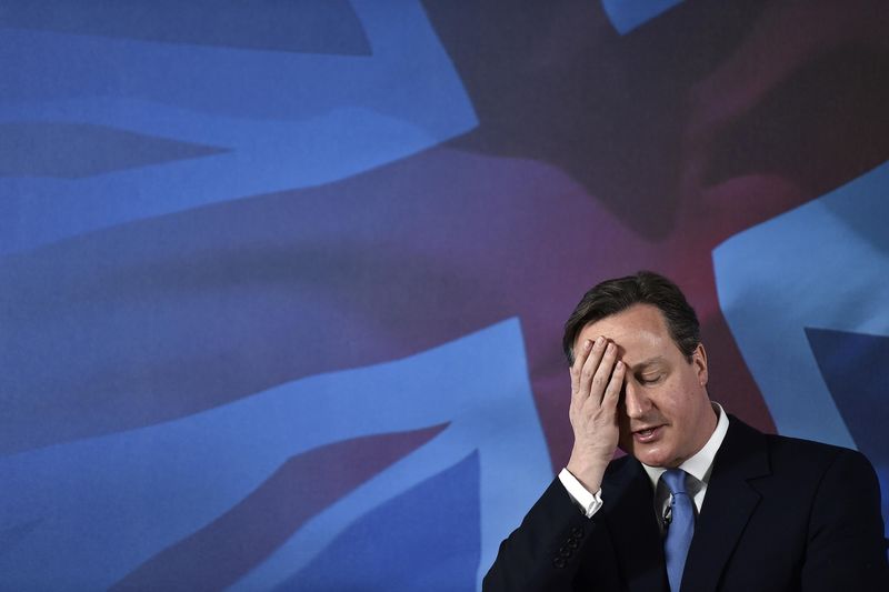 © Reuters. DAVID CAMERON SE TROMPE SUR LE NOM DE SON CLUB DE FOOTBALL FAVORI