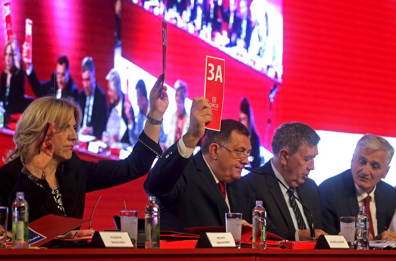 © Reuters. Zeljka Cvijanovic, Prime Minister of Republika Srpska, Milorad Dodik, leader of Alliance of Independent Social Democrats party (SNSD), and members of party, Nebojsa Radmanovic and Nikola Spiric, vote in East Sarajevo