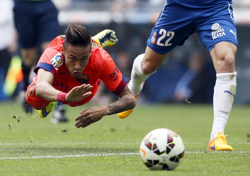 © Reuters. Barcelona's Neymar is tackled by Espanyol's Lucas Vazquez during their Spanish first division soccer match near Barcelona