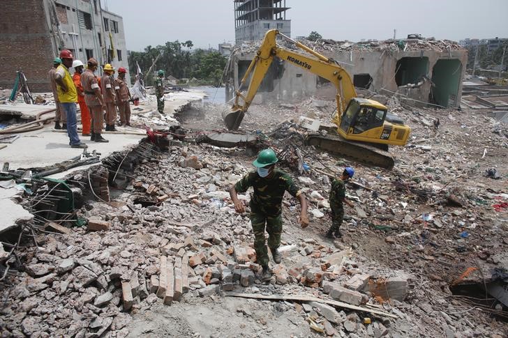 © Reuters. Rescue workers attempt to find survivors from the rubble of the collapsed Rana Plaza building in Savar