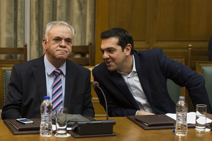 © Reuters. Greek Prime Minister Tsipras talks to Deputy Prime Minister Dragasakis during the first meeting of new cabinet post elections in the parliament building in Athens