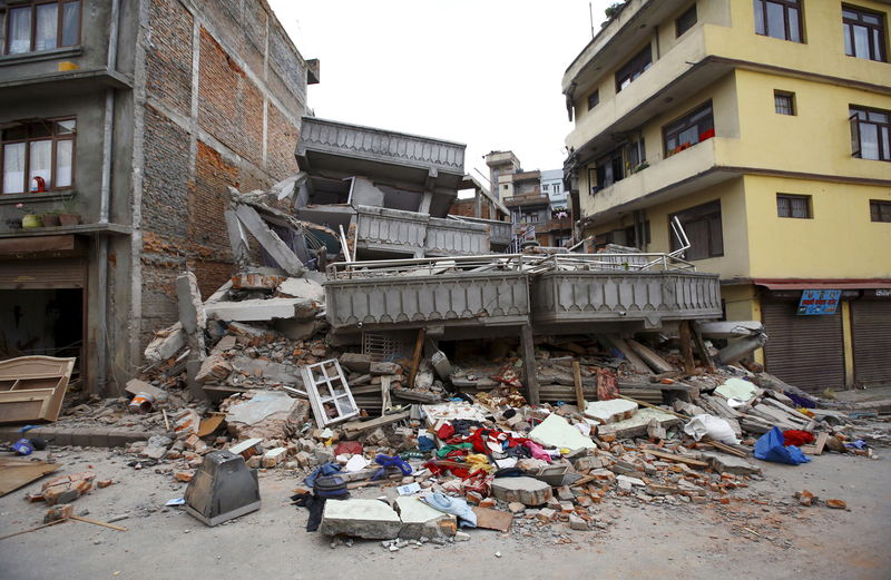 © Reuters. الشرطة: ارتفاع عدد قتلى زلزال نيبال الى 1341 شخصا