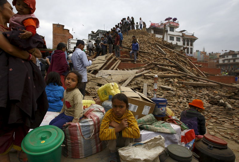 © Reuters. زلزال نيبال ينشر الرعب والذعر في العاصمة كاتمندو