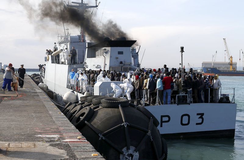 © Reuters. Migrants arrive at the Sicilian harbor of Catania