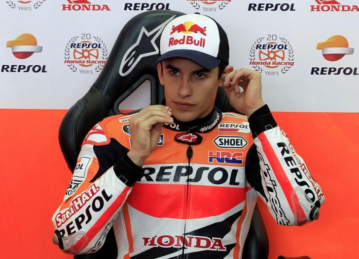 © Reuters. Honda MotoGP rider Marc Marquez of Spain prepares for the third free practice session ahead of the Valencia Motorcycle Grand Prix at the Ricardo Tormo racetrack in Cheste