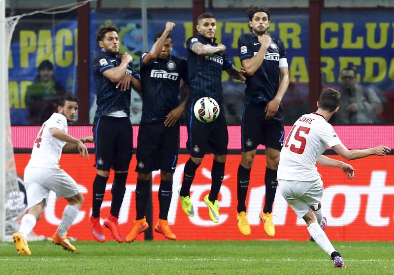 © Reuters. AS Roma's Pjanic shoots a free kick against Inter Milan during their Serie A soccer match at the San Siro stadium in Milan