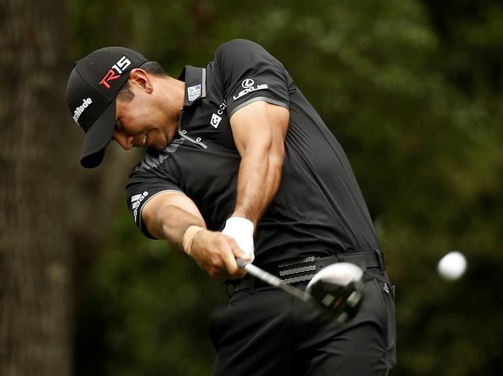 © Reuters. Jason Day of Australia hits a driver off the second tee during final round play of the Masters golf tournament at the Augusta National Golf Course in Augusta
