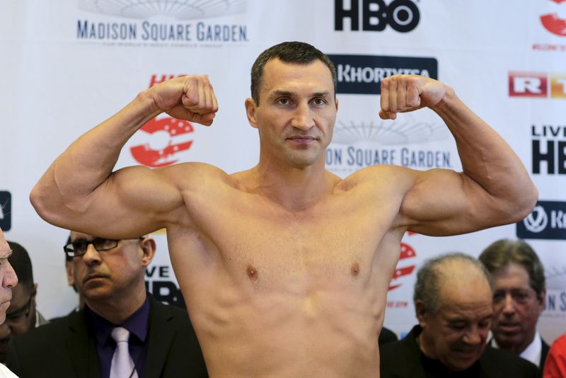 © Reuters. Reigning heavyweight champion Klitschko of Ukrainein clenches his fists during an official weigh-in ahead of his fight in New York
