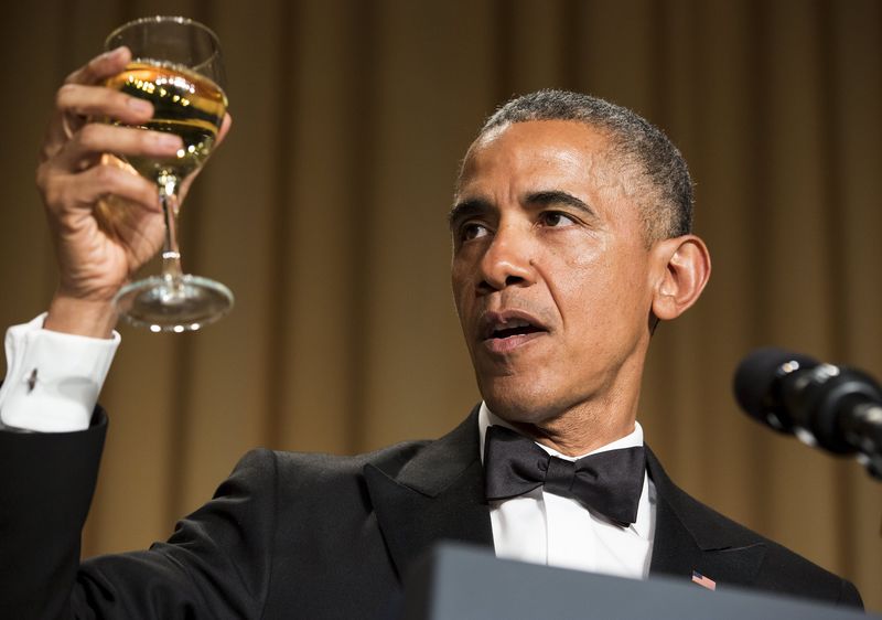 © Reuters. U.S. President Barack Obama makes a toast at the 2015 White House Correspondentsâ¬" Association Dinner