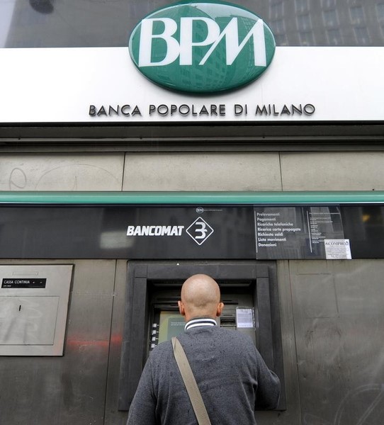 © Reuters. A customer uses a cash machine in Milan