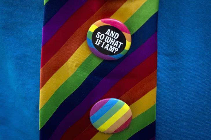 © Reuters. A participant wears a rainbow tie during the annual Pride March on Christopher Street in Manhattan, New York