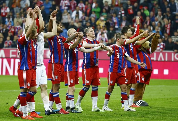 © Reuters. Bayern Munich players acknowledge their fans after winning Bundesliga first division soccer match against Hertha Berlin in Munich