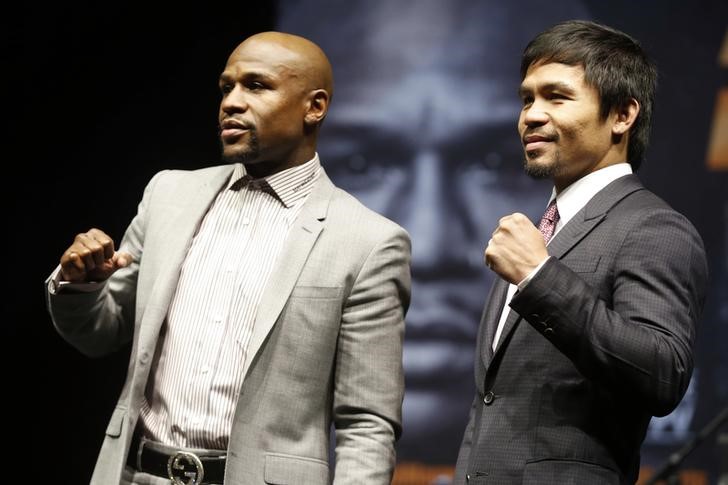 © Reuters. Eleven-time, five-division world boxing champion Floyd "Money" Mayweather and eight-division world champion Manny "Pac-Man" Pacquiao pose at a news conference ahead of their upcoming bout, in Los Angeles