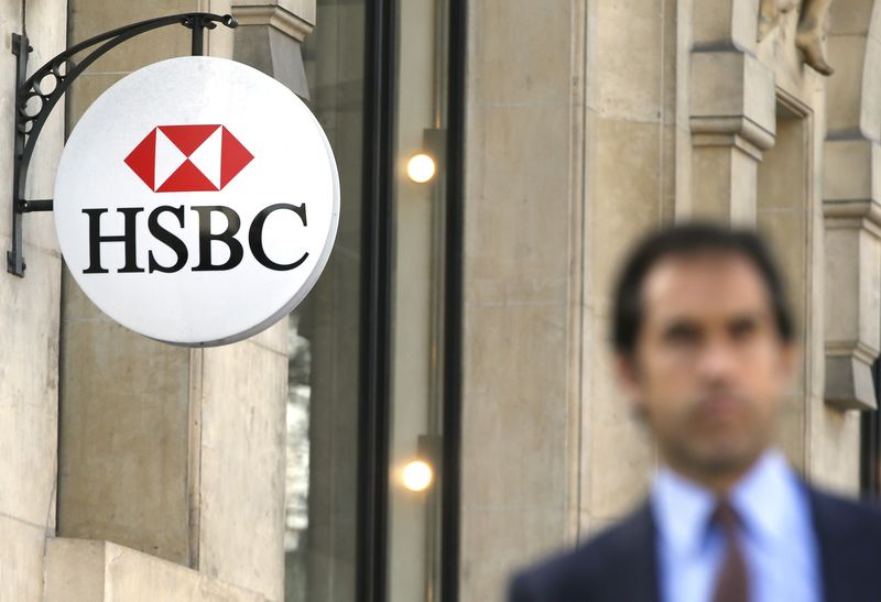 © Reuters. The HSBC bank logo is pictured at the bank headquarters in Paris