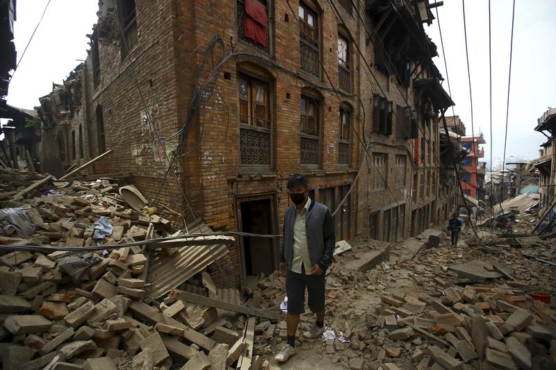 © Reuters. Homem caminha por escombros de casas destruídas em Bhaktapur, Nepal