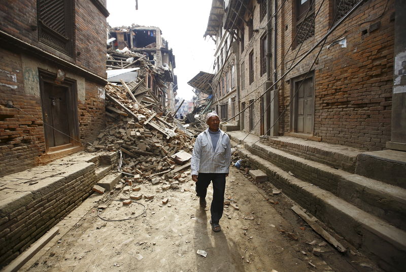 © Reuters. Homem caminha por casas destruídas por terremoto em Bhaktapur, Nepal