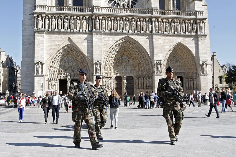 © Reuters. French soldiers patrol outside the Notre Dame Cathedral in Paris