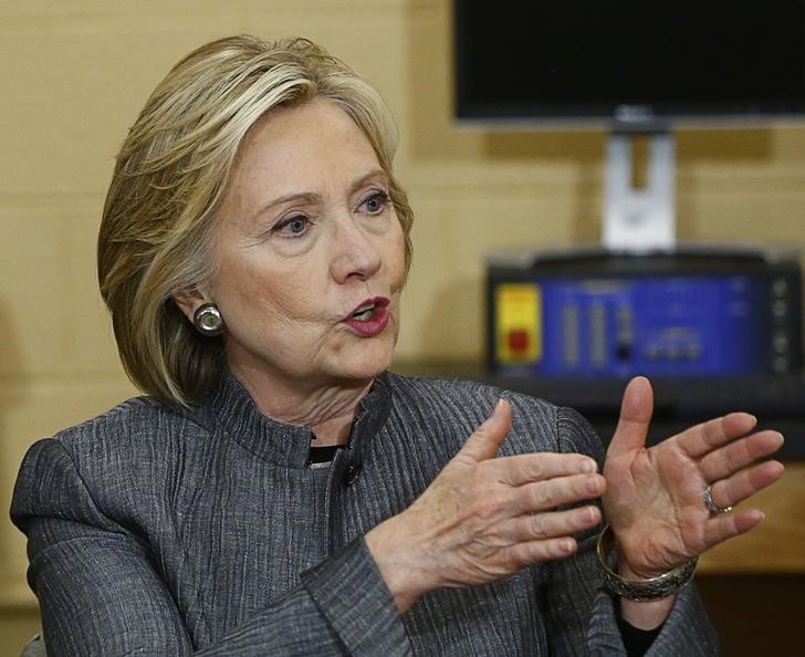 © Reuters. U.S. presidential candidate Clinton participates in a discussion in New Hampshire Technical Institute classroom while campaigning for the 2016 Democratic presidential nomination in Concord