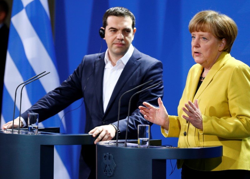 © Reuters. En la imagen de archivo, la canciller alemana, Angela Merkel, y el primer ministro griego, Alexis Tsipras, ofrecen una conferencia de prensa en Berlín