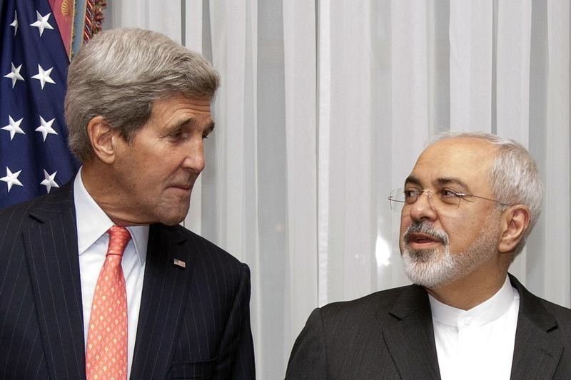 © Reuters. U.S. Secretary of State Kerry and Iran's Foreign Minister Zarif pose for a photograph before resuming talks over Iran's nuclear programme in Lausanne