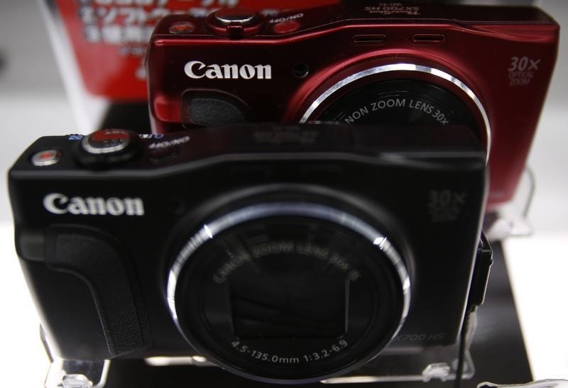 © Reuters. Canon's logos are seen on compact digital camera on display at an electronics retail store in Tokyo