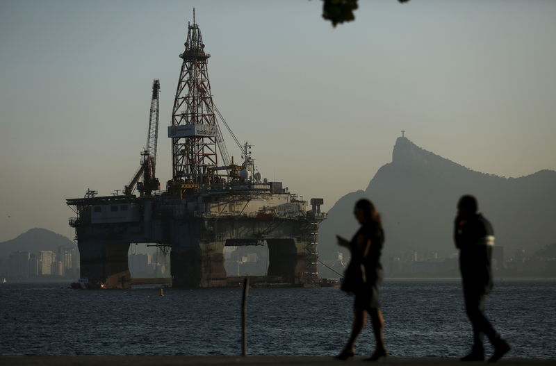 © Reuters. Нефтяная платформа близ Рио-де-Жанейро