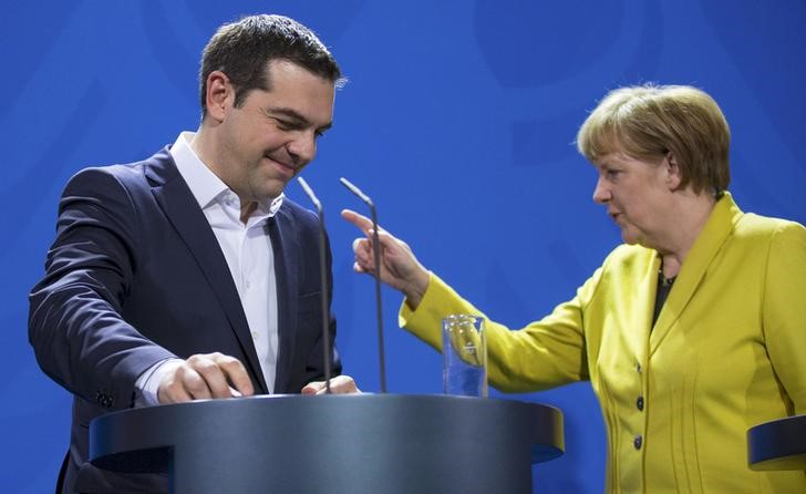 © Reuters. German Chancellor Merkel and Greek Prime Minister Tsipras leave after addressing news conference in Berlin