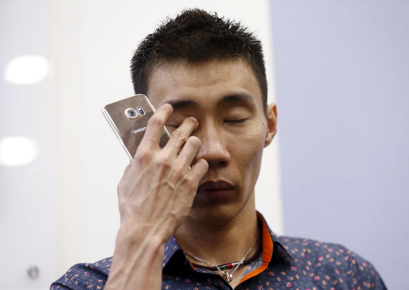 © Reuters. Malaysia's Lee Chong Wei wipes his eye at a promotional event in Kuala Lumpur