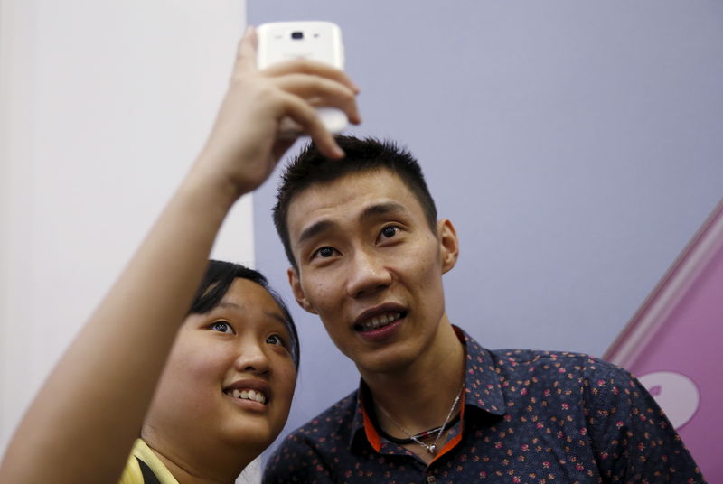 © Reuters. Malaysia's Lee Chong Wei has a selfie with a fan in Kuala Lumpur