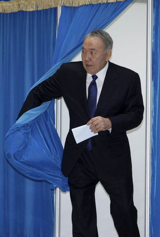 © Reuters. Нурсултан Назарбаев выходит из будки для голосования на избирательном участке в Астане 
