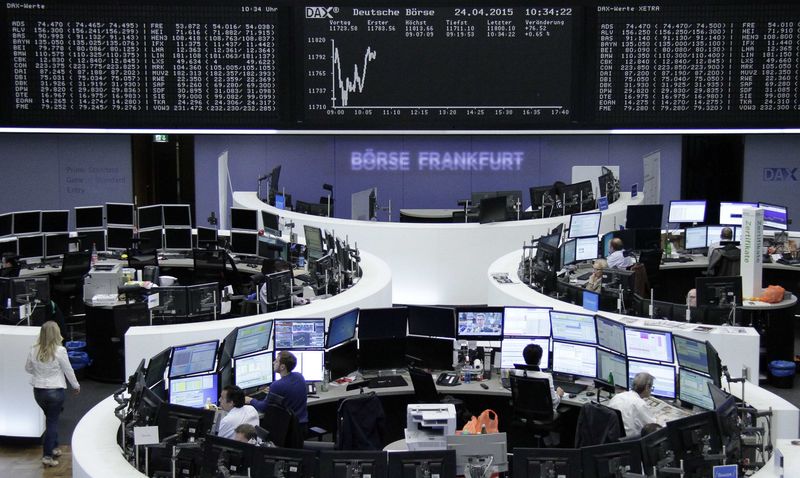 © Reuters. Caen las bolsas europeas, afectadas por las preocupaciones sobre Grecia