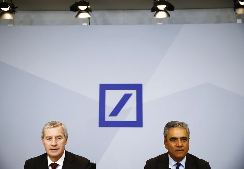 © Reuters. DEUTSCHE BANK ÉVALUE SA RESTRUCTURATION À 3,7 MILLIARDS D'EUROS