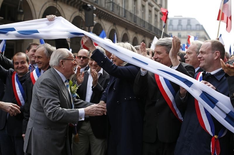 © Reuters. JEAN-MARIE LE PEN ASSURE QU'IL IRA AU DÉFILÉ DU FN LE 1ER MAI