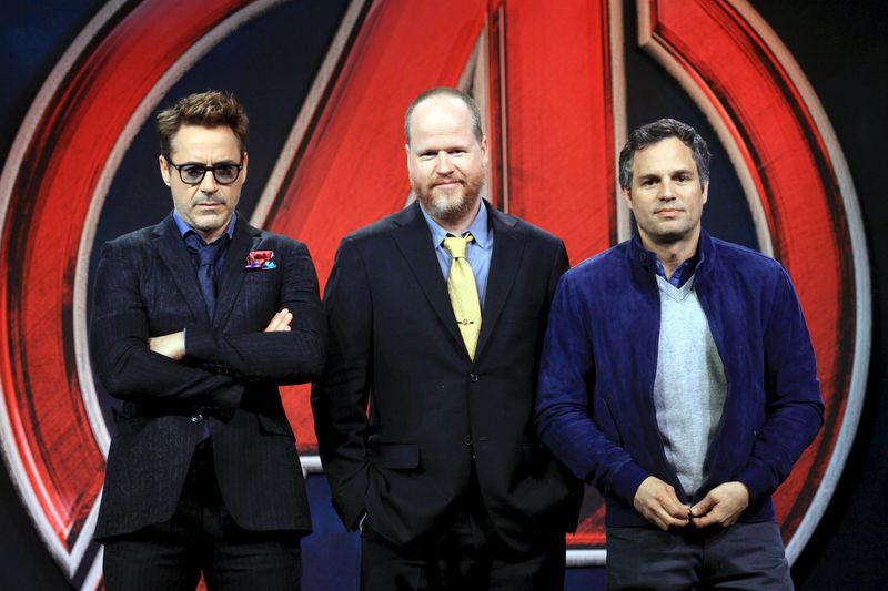 © Reuters. Director Joss Whedon poses with cast members Robert Downey Jr. and Mark Ruffalo at a news conference for "Avengers: Age of Ultron" in Beijing